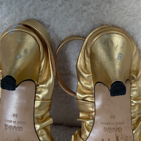 Ganni bright gold leather sandals with side fluting - Picture 3 of 4